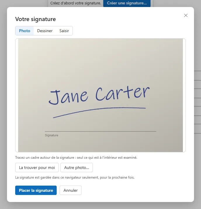 Un cadre est tracé autour de la signature sur la photo ; le papier disparaît et seule l'encre bleue reste